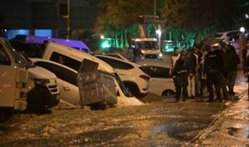 Ankara'da sel nedeniyle çöken yolda çok sayıda araç hasar gördü
