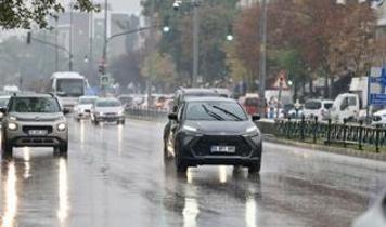 İstanbul'da yağış trafiği felç etti