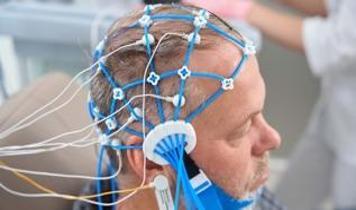 Nörolojide tarihi adım! Yeni beyin implantı felçli kişilerin aynı anda konuşup jest yapmasını sağladı