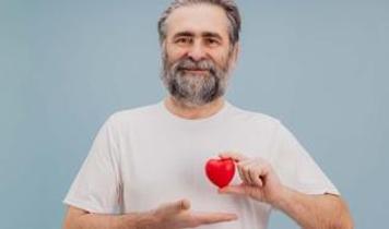 Kalbinizi yaşlandıran yaşınız değil alışkanlıklarınız! Uzman isimden 40 yaş üstü için kritik rehber