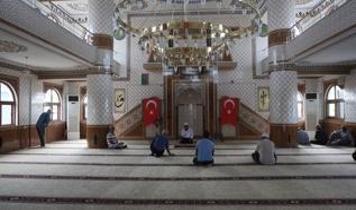 Asrın felaketinin yaraları sarılıyor! 135'inci cami ibadete açıldı