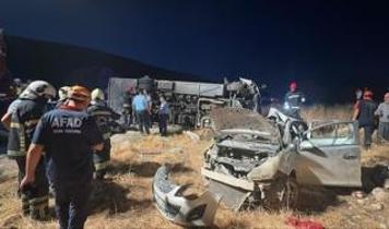 Gaziantep'te yolcu midibüsü otomobile çarptı: Çok sayıda ölü ve yaralı var