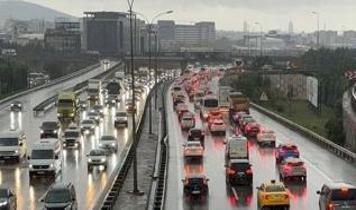 İstanbul'da yağışın da etkisiyle sabah saatlerinde trafik yoğunluğu oluştu