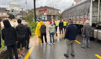 Evleri su bastı, tarım arazilere göle döndü: Eğitime bir gün ara verildi