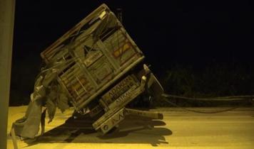Su şişesi kazaya neden oldu: Tır devrildi, 25 ton mısır yola saçıldı