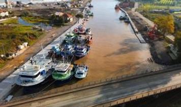 Sakarya'da sağanak alarmı! Denizin rengi kahverengiye döndü