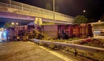 Düzce'de parfüm yüklü tır devrildi, trafik aksadı!