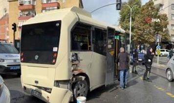 Tramvay ters yönden dönüş yapan minibüse çarptı: Yaralılar var