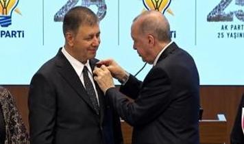 İzmir AK Parti'ye geçti! Cemil Tugay'ın rozetini Cumhurbaşkanı Erdoğan taktı