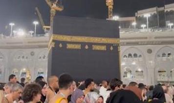 Kabe'de Müslümanlar sağanak altında akşam namazı kıldı