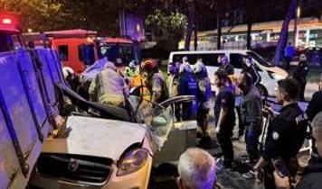 Beyoğlu'nda makas atan alkollü sürücü kamyonun altına girdi: 3 yaralı