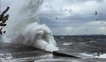 Rüzgarın hızı 90 saatte km'ye ulaşacak: Meteoroloji'den 8 il için fırtına kodu