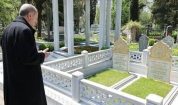 Cumhurbaşkanı Erdoğan'dan kabir ziyareti: Anne ve babasının mezarı başında dua etti
