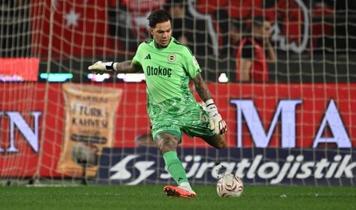 Galatasaray-Fenerbah&amp;#xE7;e derbisinin &amp;quot;kaderi&amp;quot; kalecilerin ellerinde