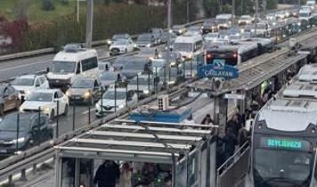 İstanbul'da derbi trafiği... Araç yoğunluğu başladı