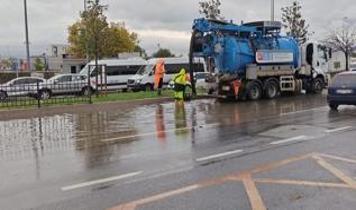 Pendik ve Tuzla'da yollar göle döndü!
