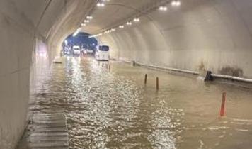 Pendik'te sağanak su baskınlarına neden oldu