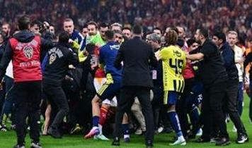 Tüm dünya Galatasaray-Fenerbahçe derbisinin ardından yaşanan kavgayı konuştu