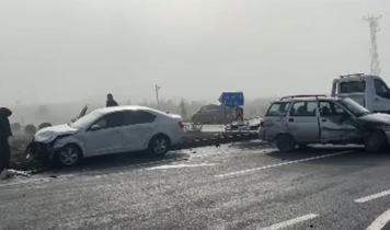 Çorum'da iki otomobil çarpıştı: 3 yaralı