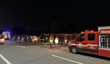 Iğdır'da çimento yüklü tır devrildi: 1 yaralı