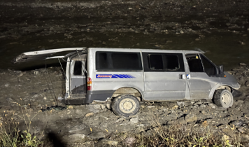 Hakkari'de düzensiz göçmenlerin bulunduğu minibüsün devrilmesi sonucu 24 kişi yaralandı