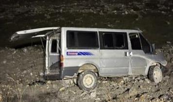 Hakkari'de düzensiz göçmenlerin bulunduğu minibüsün devrilmesi sonucu 24 kişi yaralandı