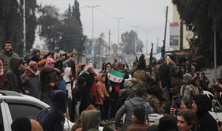 Soğuk ve yağmura rağmen Suriyeliler eve dönüş sevinci yaşıyor