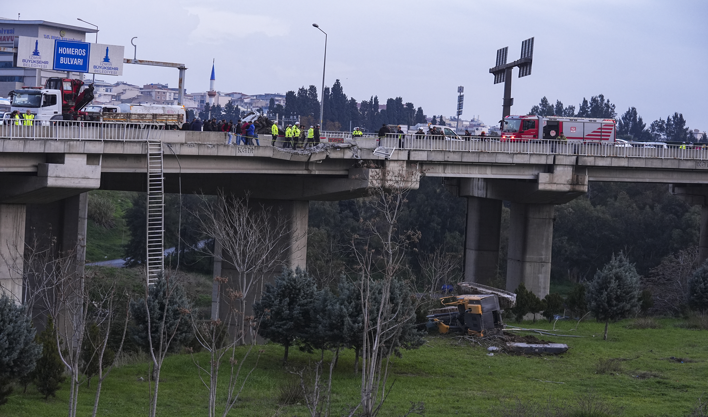 İzmir'de kaza yapan tır viyadükten uçtu: 3 kişi yaralandı
