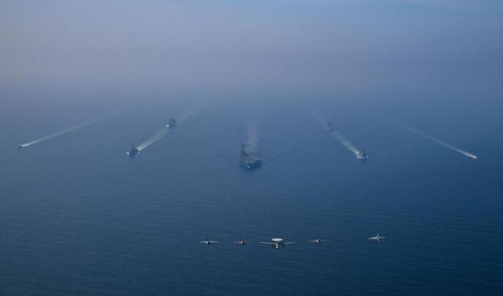 ABD'den gövde gösterisi! Dev filo Umman açıklarında