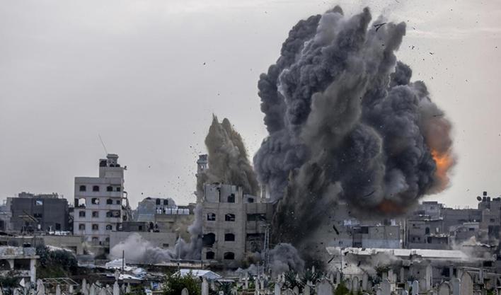 Soykırımcı İsrail ateşkese rağmen durmuyor! Gazze'de hava saldırıları ve yıkımlarını sürdürüyor