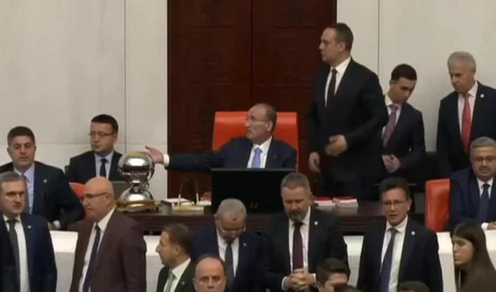 Yeni kabine üyeleri için Meclis'te yemin töreni... CHP'li vekiller kürsü provokasyonuna kalkıştı