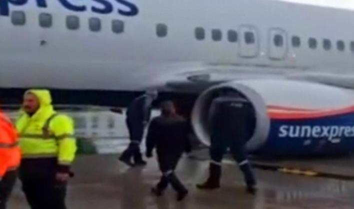 Antalya Havalimanında tehlikeli anlar! Uçağın tekerlekleri koptu