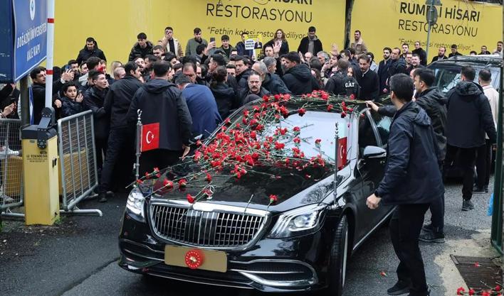 Cumhurbaşkanı Erdoğan'a yoğun ilgili: Boğaziçili öğrenciler karanfillerle karşıladı