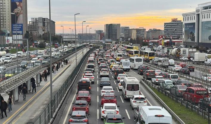 İstanbul'da iftar öncesi trafik yoğunluğu zirve yaptı: Avrupa Yakası yüzde 89'u gördü
