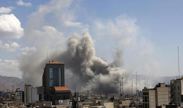 Tahran'da çok sayıda noktada art arda şiddetli patlamalar meydana geliyor