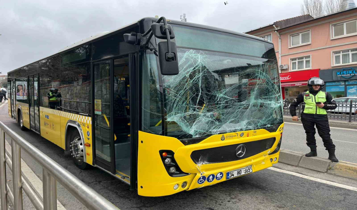Üsküdar'da iki İETT otobüsü çarpıştı