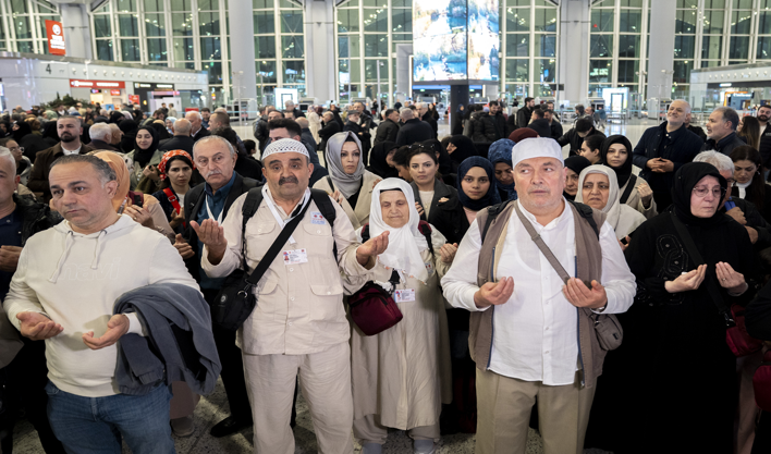 Hac yolculuğu başladı: İlk kafile dualarla uğurlandı