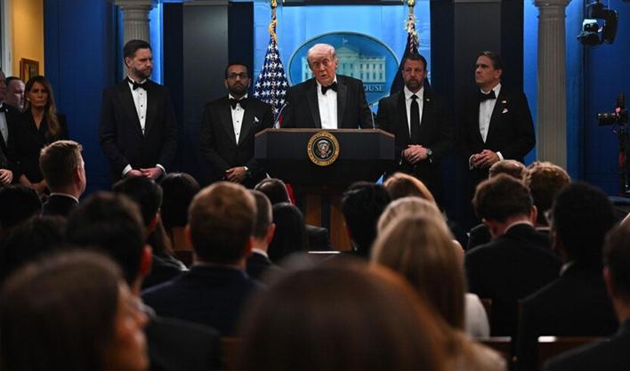 Trump'ın katıldığı programda silah sesleri! Salondan çıkarıldı