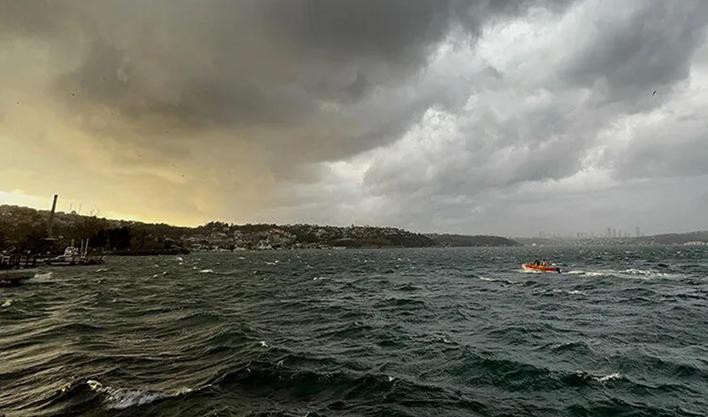 İstanbul'da yüksek dalga boyu alarmı... O ilçede denize girmek yasaklandı