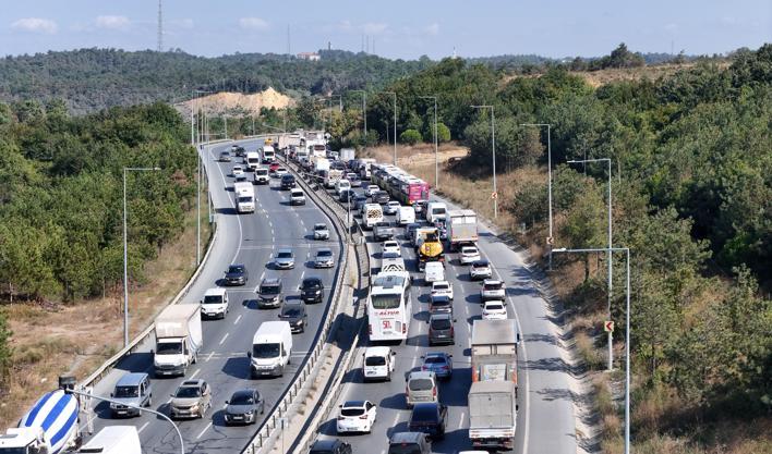İBB'nin yol çalışması trafiği kilitledi! Kilometrelerce araç kuyruğu oluştu
