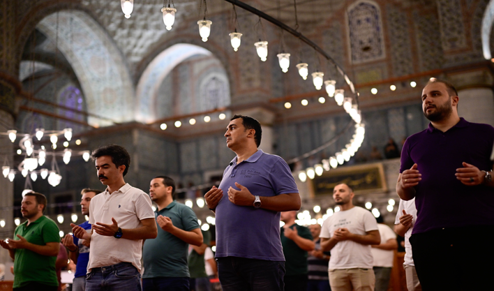 Mevlit Kandili'nde eller semaya açıldı: Dualar mazlumlar için edildi