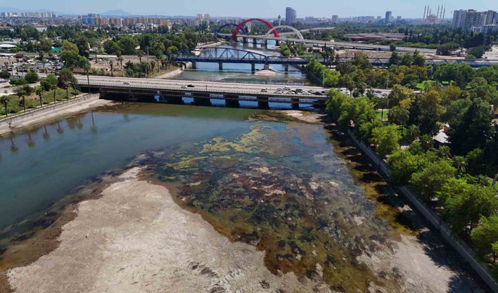 Seyhan Nehri'nde sular çekildi, kirlilik ortaya çıktı