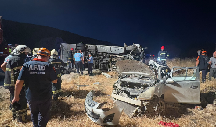 Gaziantep'te yolcu midibüsü otomobile çarptı: Çok sayıda ölü ve yaralı var