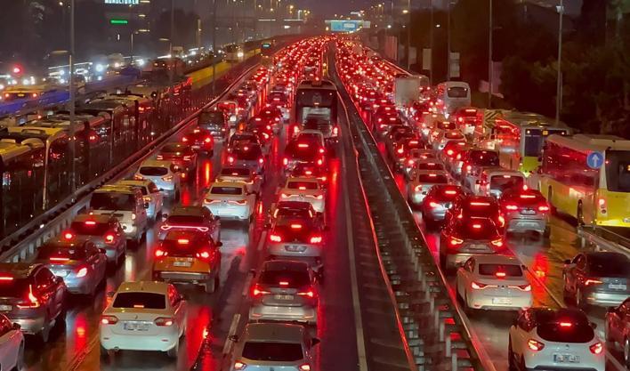 İstanbul'da haftanın ilk günü trafik çilesi