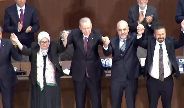 9 belediye başkanı AK Parti'ye katıldı! Rozetlerini Cumhurbaşkanı Erdoğan taktı