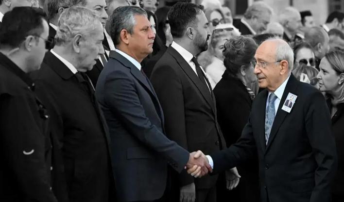 Cenazede soğuk rüzgarlar esti: Göz göze gelmeden tokalaştılar