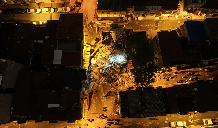 Beyoğlu'nda 4 katlı metruk bina çöktü