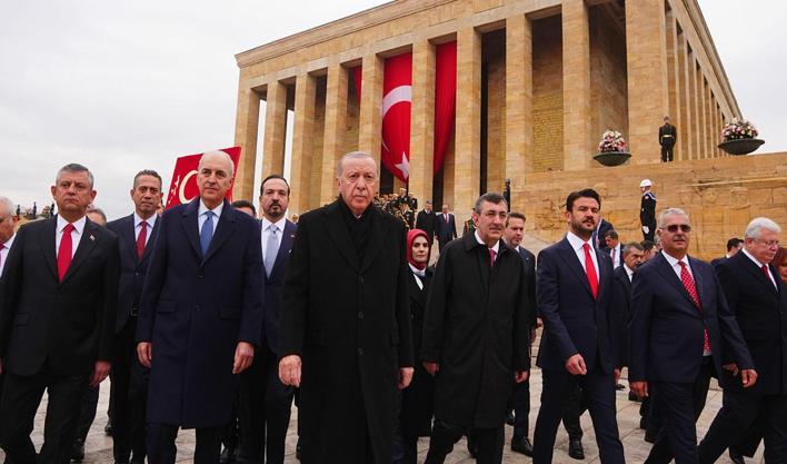 Devlet erkanı Anıtkabir'de! Başkan Erdoğan: Cumhuriyet, tarihimize yeni bir istikamet çizdi