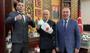 Bahçeli ve şampiyon Avni Yıldırım bir araya geldi: MHP Lideri boks eldiveniyle poz verdi
